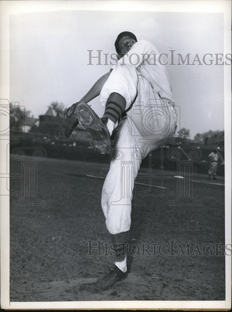 1945 Press Photo Lon Warneke pitcher for Chicago Cubs - Historic Images