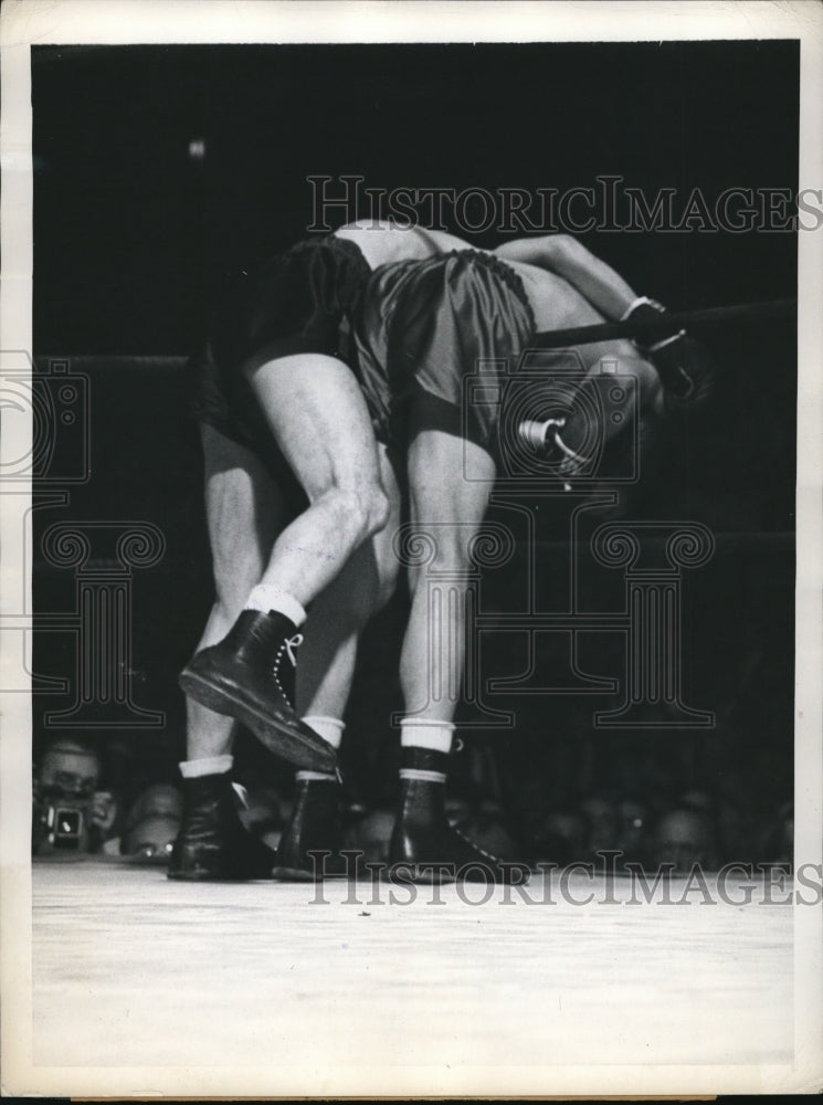 1945 Press Photo Willie Pep vs Sal Bartolo in featherweight title fight - Historic Images
