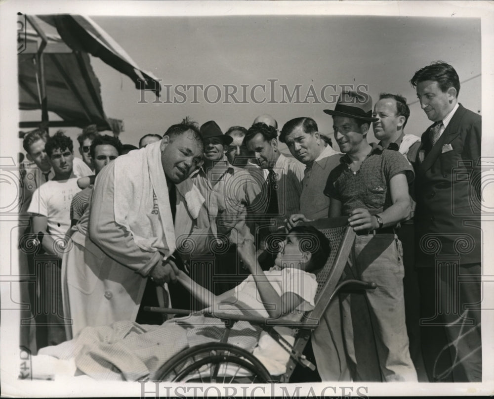 1939 Press Photo Boxer Tony Galento &amp; fans at NY training camp - nes17598 - Historic Images