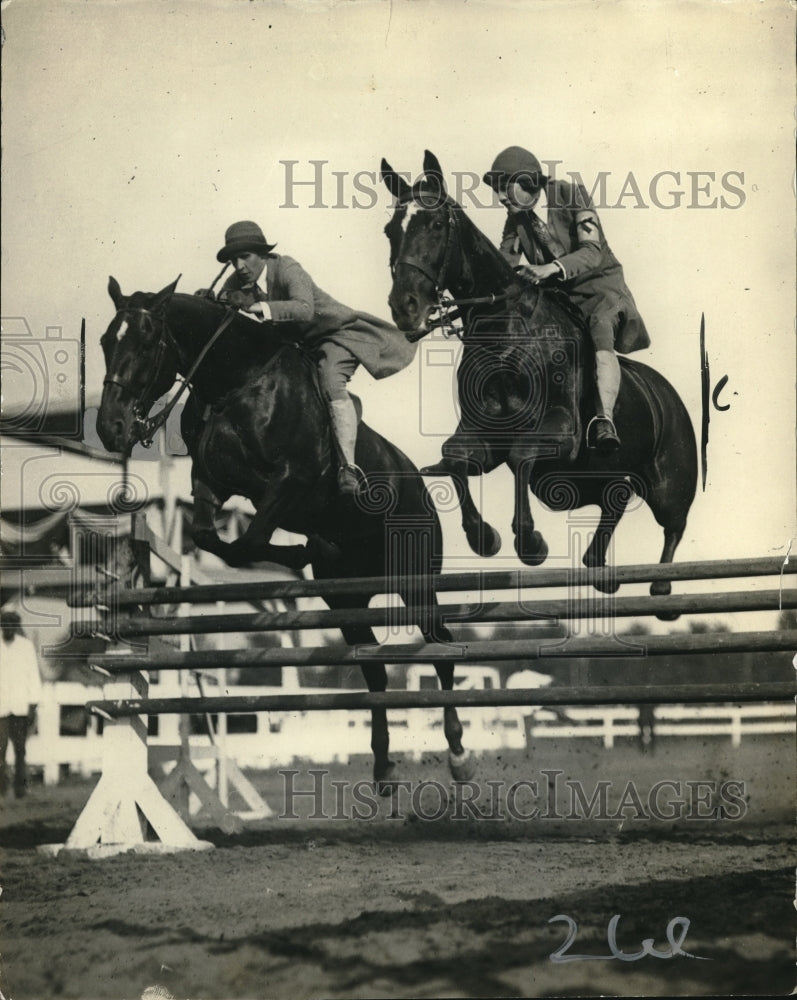 1925 Press Photo Mildred Greble ,Alice James Pairs Hunter class Natl Horseshow - Historic Images