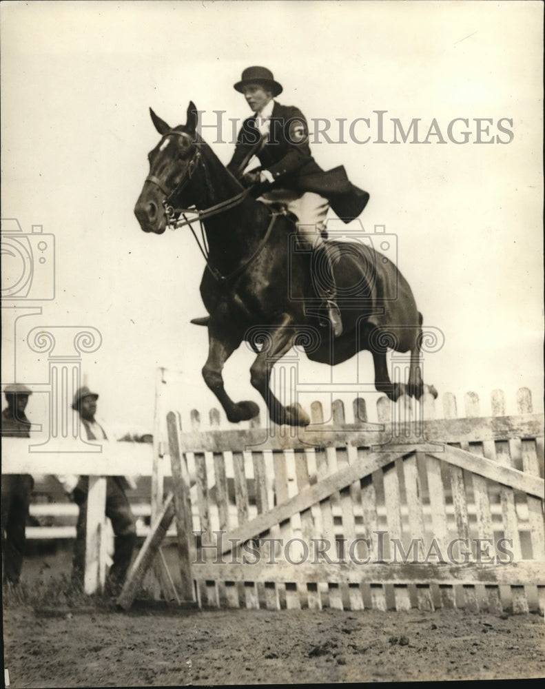 1925 Press Photo Mildred Grabble on Fortitude at National horseshow - nes17607 - Historic Images