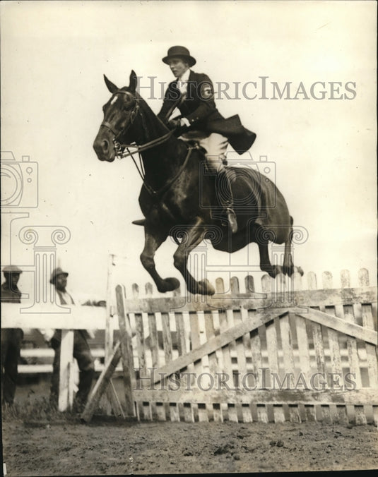1925 Press Photo Mildred Grabble on Fortitude at National horseshow - nes17607 - Historic Images