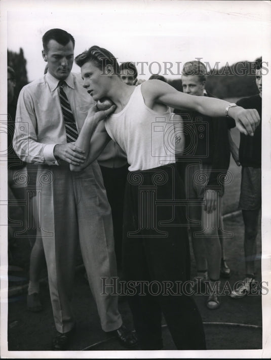 1955 Press Photo Decathlon champ, Bob Mathias & German shotputter - nes17617 - Historic Images