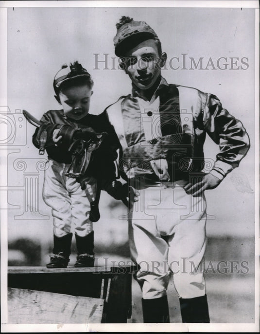 1953 Press Photo Chicago jockeyJohnny Adams Sr with son Johnny Jr at Lincoln fie - Historic Images