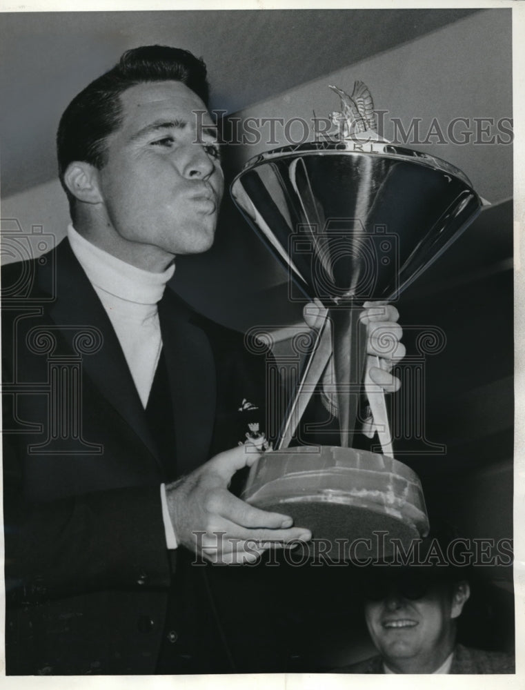 1965 Press Photo Wentworth, England Gary Player &amp; World Cup golf trophy - Historic Images