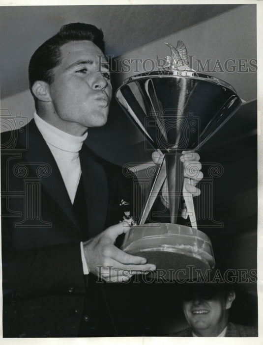 1965 Press Photo Wentworth, England Gary Player & World Cup golf trophy - Historic Images