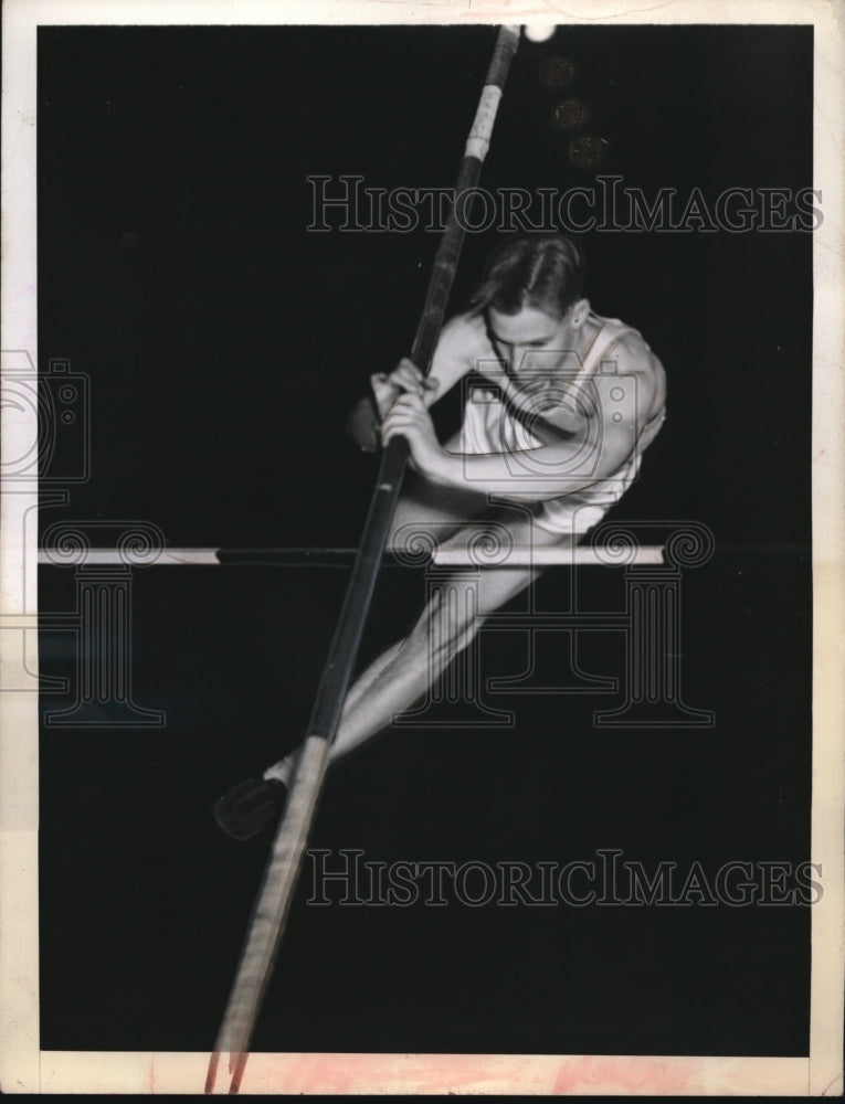 1944 Press Photo NYC Philip L Lansing clears 13 ft in polevault - nes17754 - Historic Images