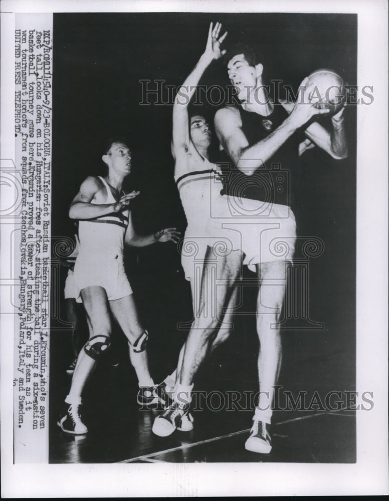 1956 Press Photo Russian basketball I Kroumin vs Hungarians at tourney in Italy - Historic Images