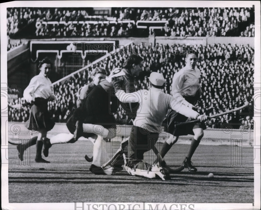 1955 Press Photo London ladies hockey, International match - nes17769 - Historic Images