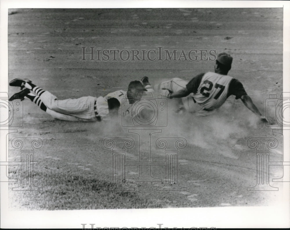 1965 Press Photo Leon Wagner  steals 2nd vs Don Bufors - Historic Images