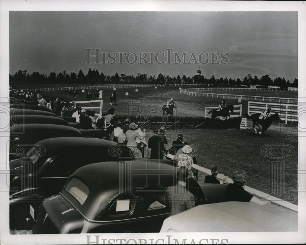 1938 Press Photo Sandhill Steeplechase in NC winner Herroro leads the field - Historic Images