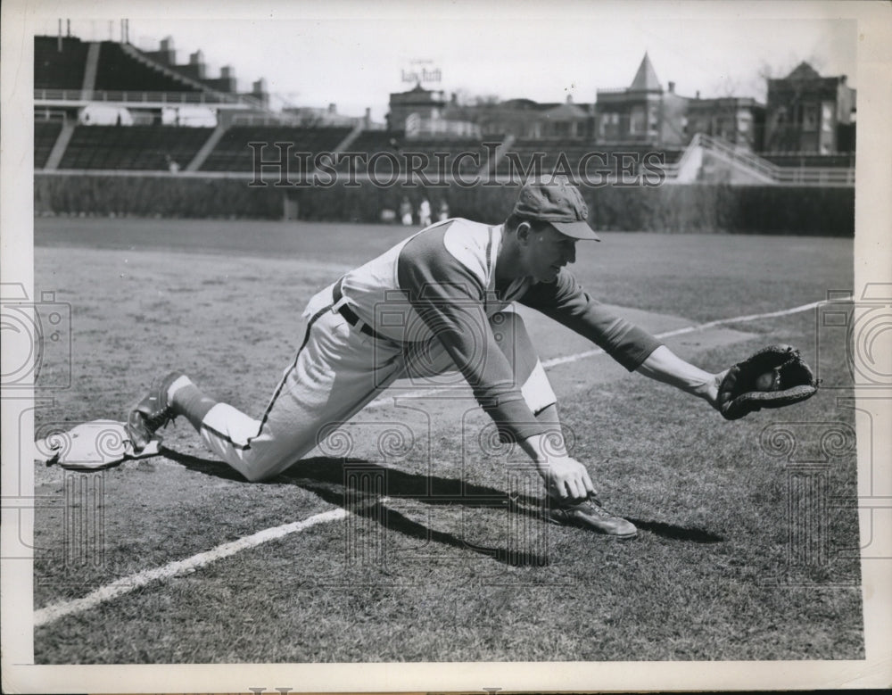 1945 Press Photo Heinz Becker 1st baseman for Chicago Cubs - nes17909 - Historic Images