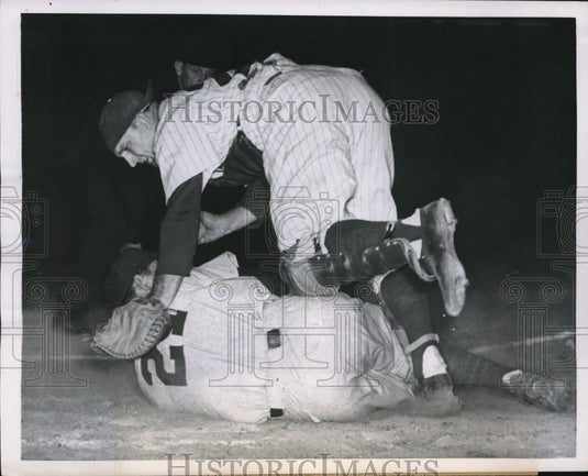 1950 Press Photo Cubs Wayne Terwilliger vs Phillie catcher Andy Seminick - Historic Images