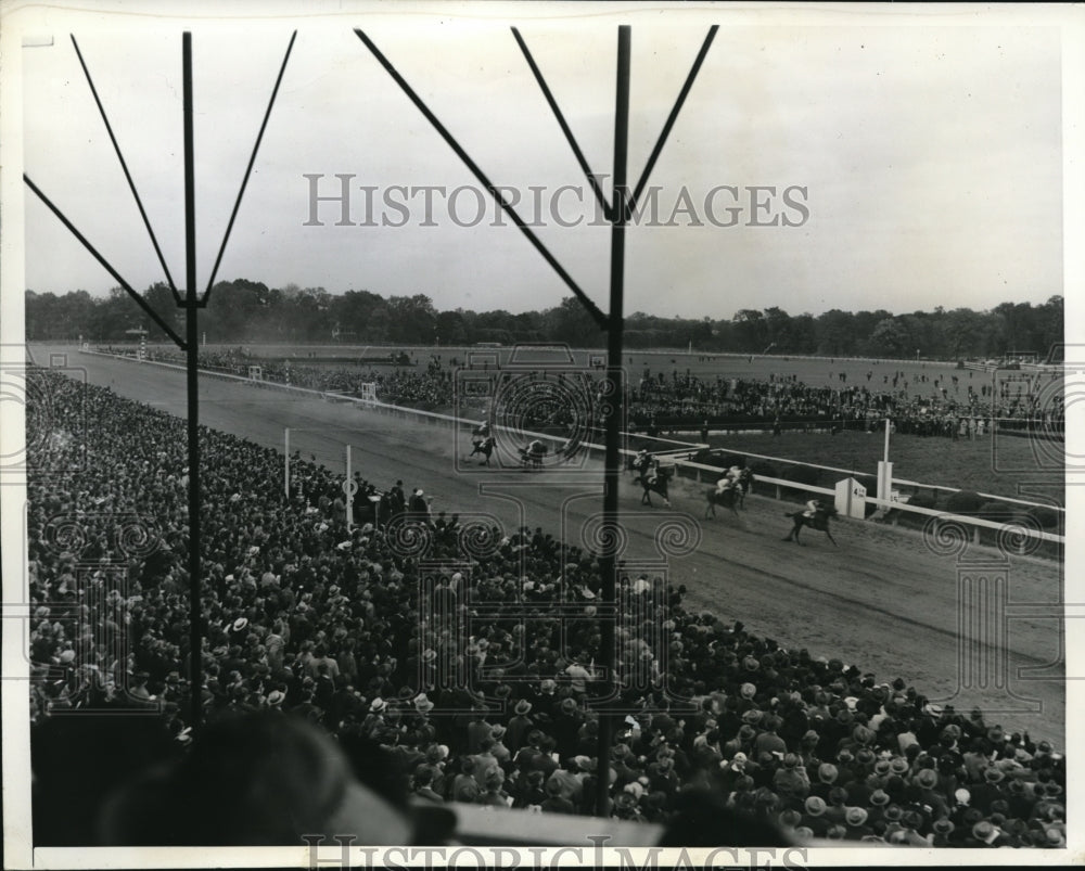 1941 Press Photo crowd watching Some Chance win 4th race at Pimlico track - Historic Images