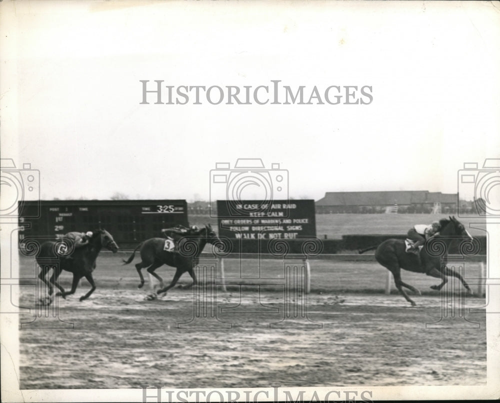 1943 Press Photo GL Smith on Wiseup, T Atkinson on Showtown at Jamaica NY - Historic Images