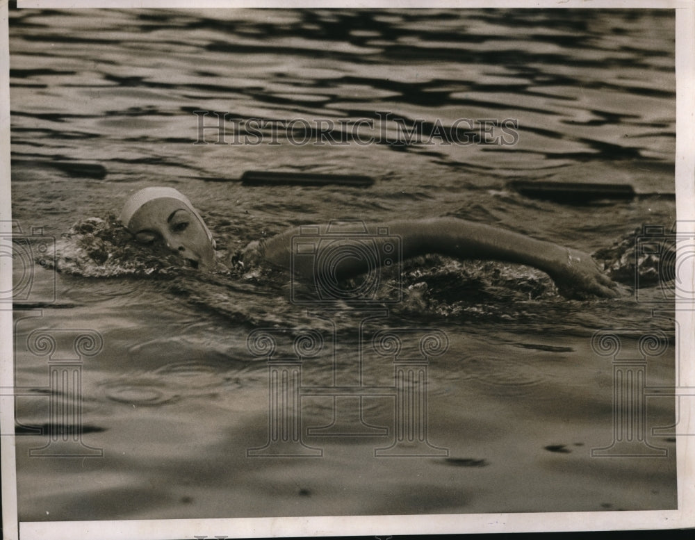 1937 Press Photo Florence Chadwick in 100 meter free at AAU championships - Historic Images