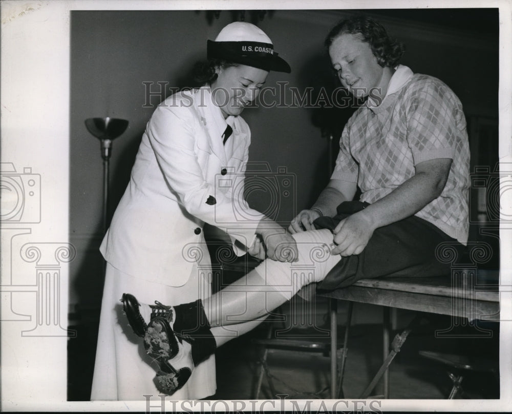 1943 Press Photo Chicago Elizabeth Hicks golfer now a SPAR &amp; Patty Berg - Historic Images