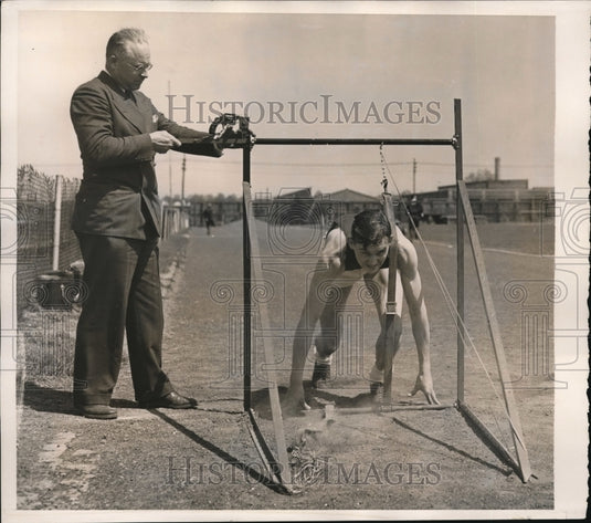 1940 Press Photo Temple U track coach Ben Ogden & runner in start gate - Historic Images