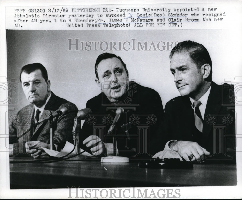 1969 Press Photo Duquense Univ coach DL Skender, Dr J McNamara, C Brown - Historic Images