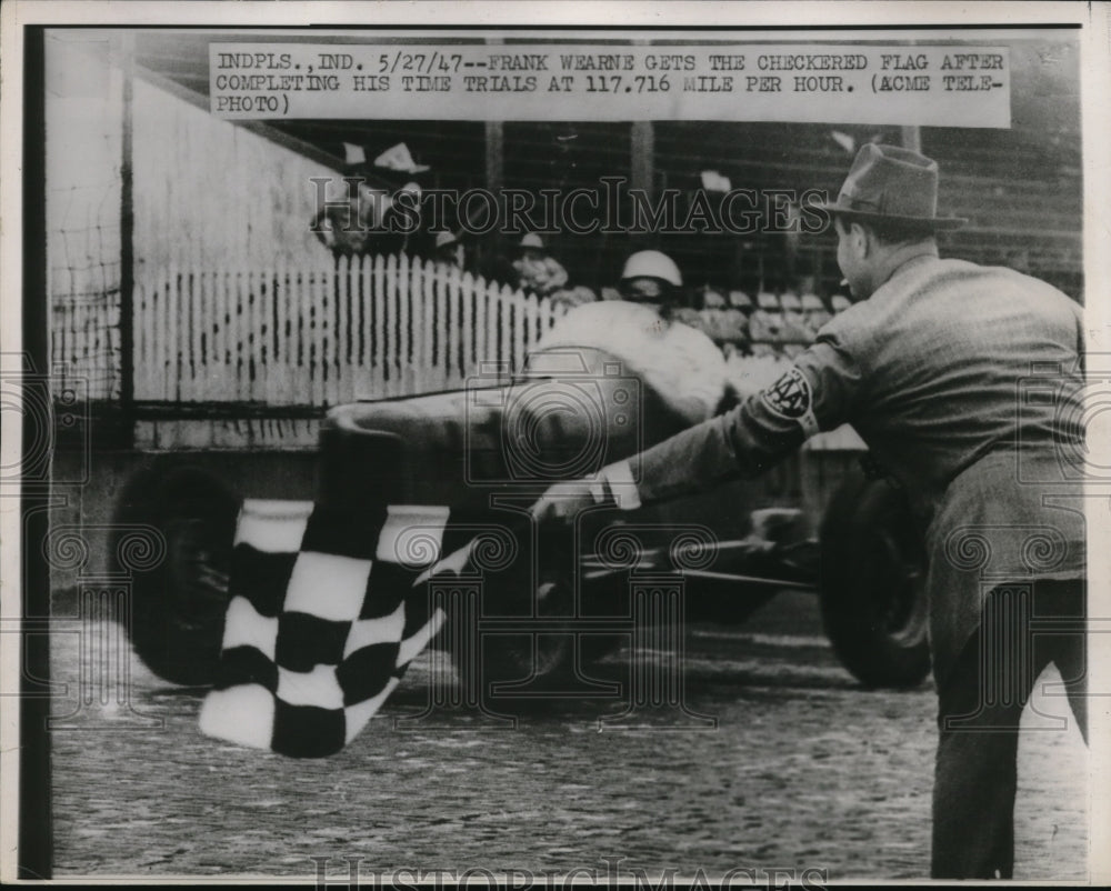 1947 Press Photo Frank Wearne gets checkered flag at time trials 117.716 MPH - Historic Images