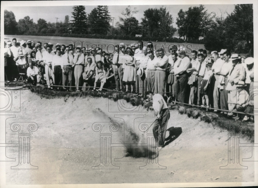 1947 Press Photo Chick Herbert in sand trap at PGA semis vs Vic Ghezzi , Detroit - Historic Images