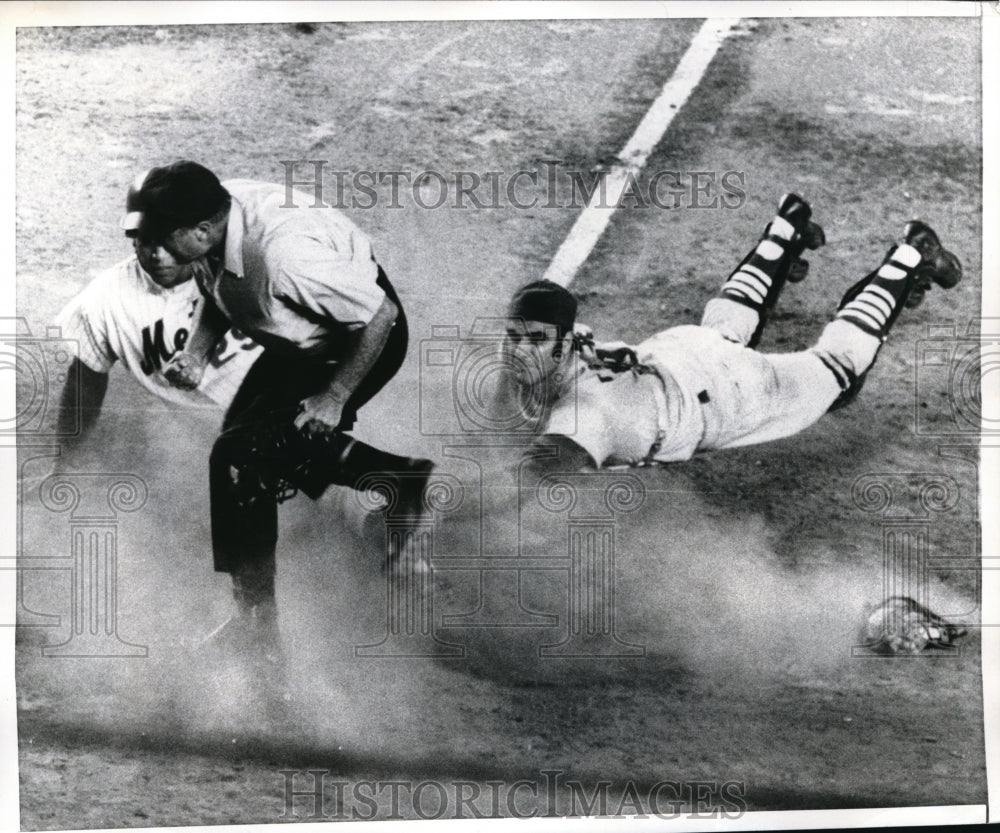 1970 Press Photo Mets Ken Singleton out at home vs Cardinals Joe Torre - Historic Images