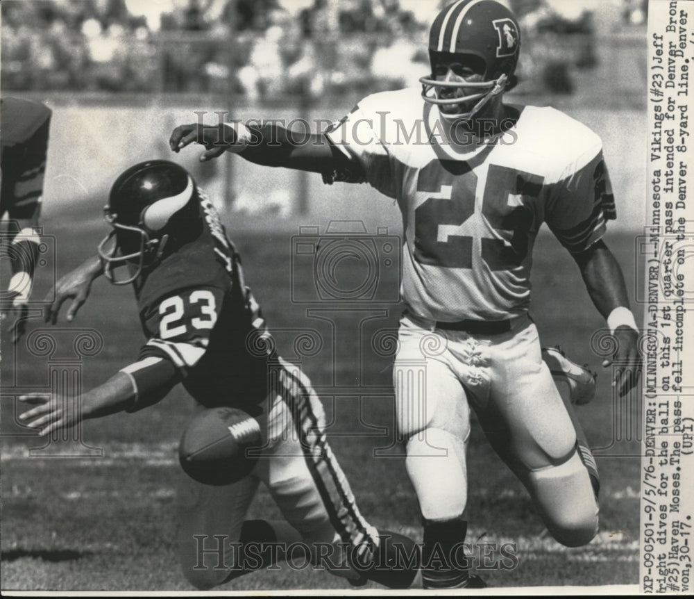 1976 Press Photo Viking Jeff Albright dives for ball vs Broncos Haven Moses - Historic Images