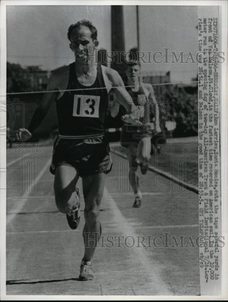 1966 Press Photo Berkeley Calif Ron Larriou in 10,000 meter track meet - Historic Images