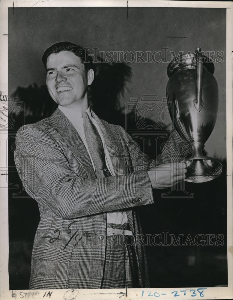 1938 Press Photo Golfer Chick Herbert of Battle Creek Mich with trophy - Historic Images