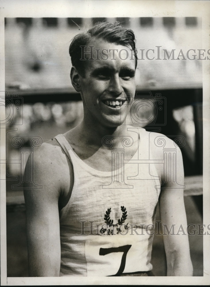 1933 Press Photo N Penrose Hallowell of Oxford in 880 yard run vs Yale Harvard - Historic Images
