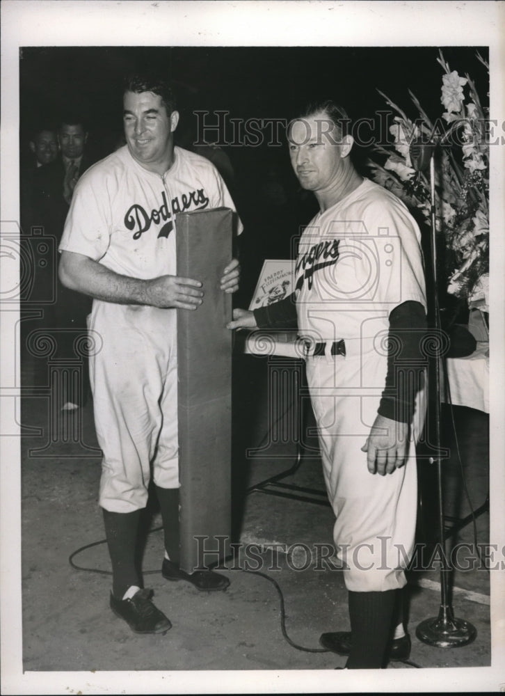 1940 Press Photo Chuck Dressen coach of Dodgers & pitcher F Fitzsimmons - Historic Images