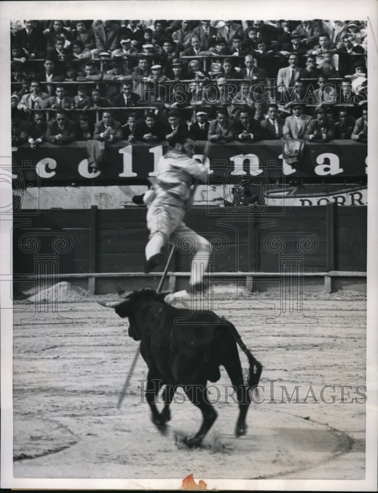 1957 Press Photo Bogata Columbia matador vaults from bull in Goyesca tournament - Historic Images