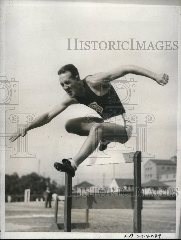 1933 Press Photo Capt Edward Jeddy Walsh USC track hurdles - nes19084 - Historic Images