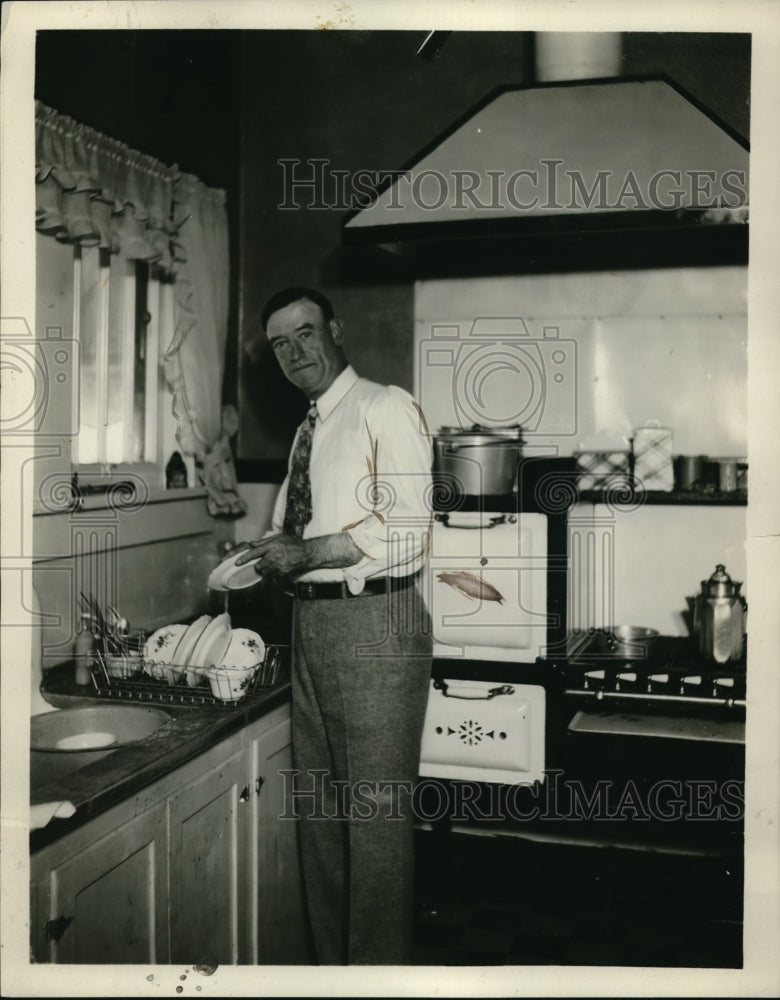 1931 Press Photo GE Gabby Street manager of St Louis Cardinals at his home - Historic Images