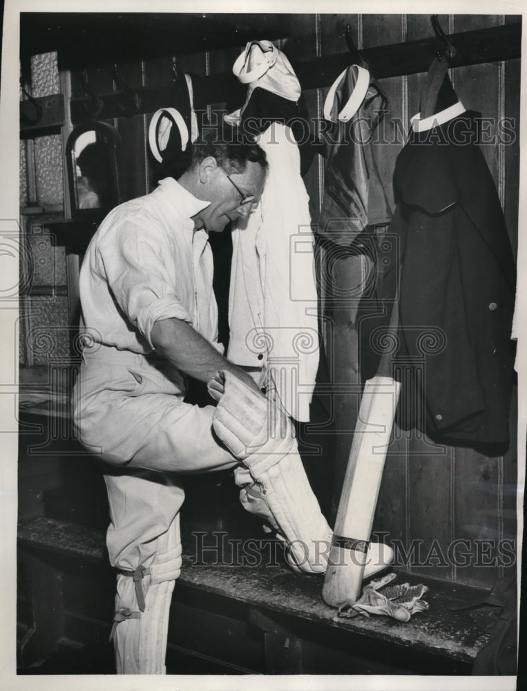 1961 Press Photo London Dr William G Sinclair Snow for Cricket Cup match - Historic Images