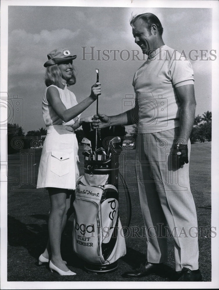 1969 Press Photo Sandy Blackman caddies for Babe Hart at Natl Airlines Open inF - Historic Images