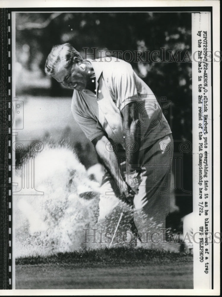 1960 Press Photo Akron Ohio Chick Herbert in sand trap at PGA Championship - Historic Images