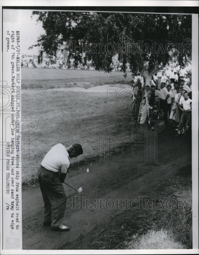 1954 Press Photo Keller golf course Minn Chick Harbert chips to green - Historic Images