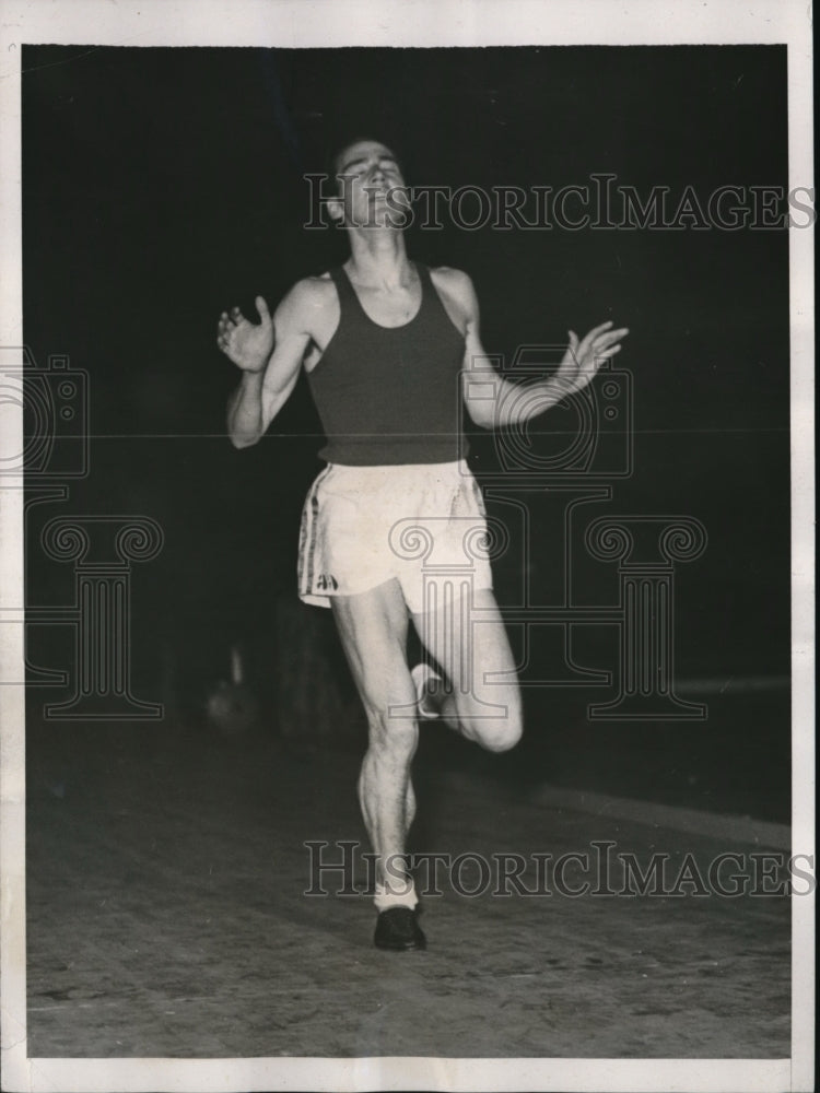 1938 Press Photo Jersey City NJ Leslie MacMitchell of NYU wins AAU mile event - Historic Images