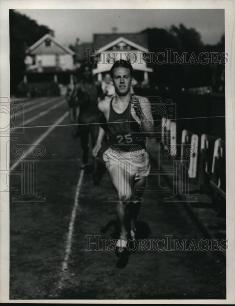 1937 Press Photo Bob Schmidt West Tech track star - nes19391 - Historic Images