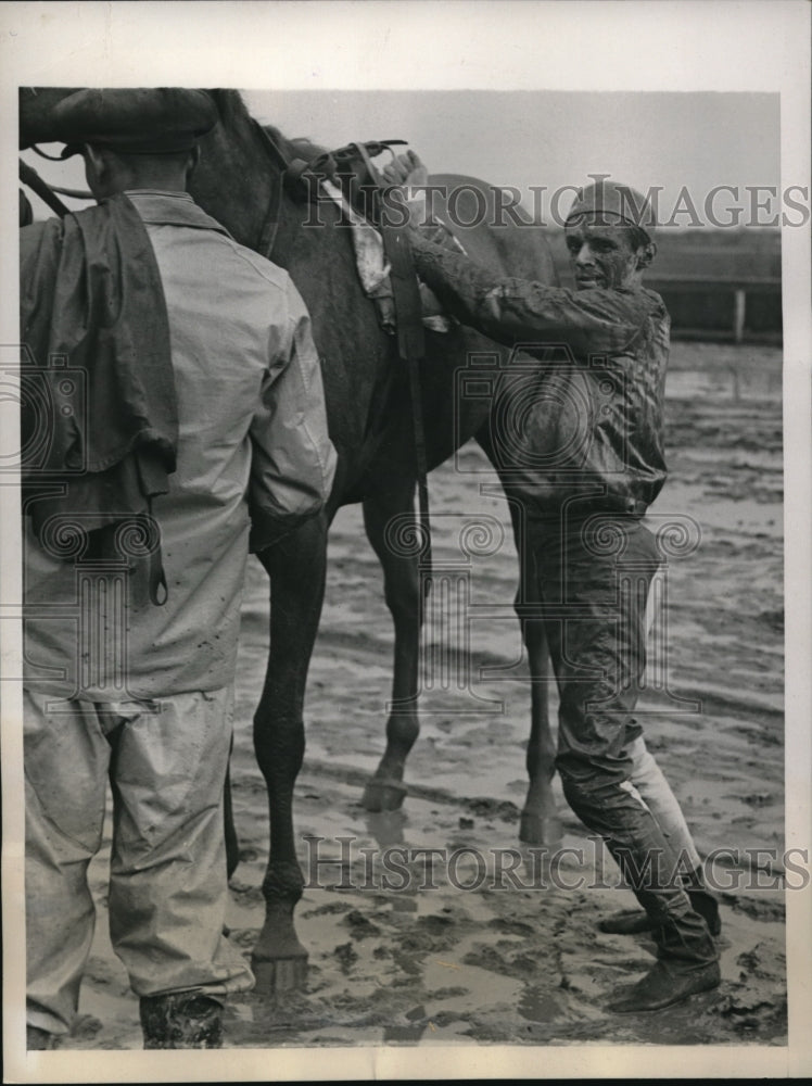 1939 Press Photo Jamaica NY jockey A Schlenker &amp; Grey Gold in the mud - Historic Images