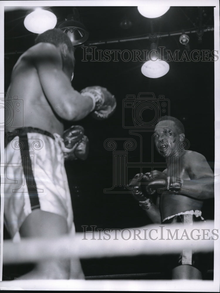 1959 Press Photo Chicago Neal Rivers vs Spider Webb in middleweight bout - Historic Images