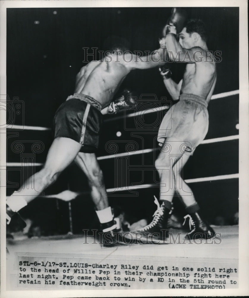 1950 Press Photo St Louis Cahrley Riley vs Willie Pep championship bout - Historic Images