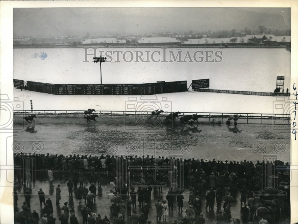 1942 Press Photo Blueberry Pie ridden by Longden wins at Jamaica Race Track - Historic Images