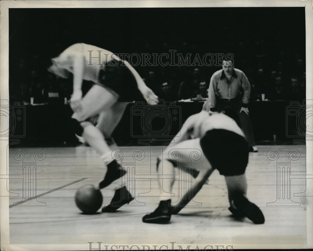 1938 Press Photo Daniel Dowd and Myron Sewitch tripping on the ball in NY - Historic Images