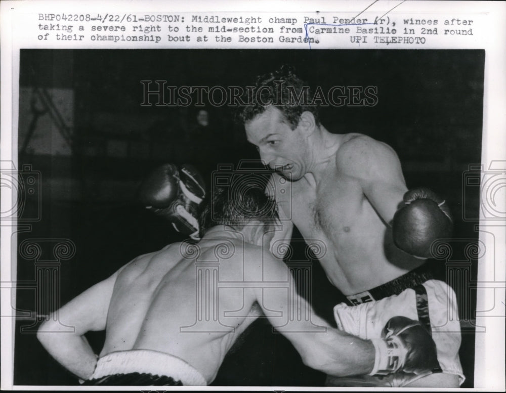 1961 Press Photo Middleweight champ Paul Pender fights Carmine Basilie in Boston - Historic Images