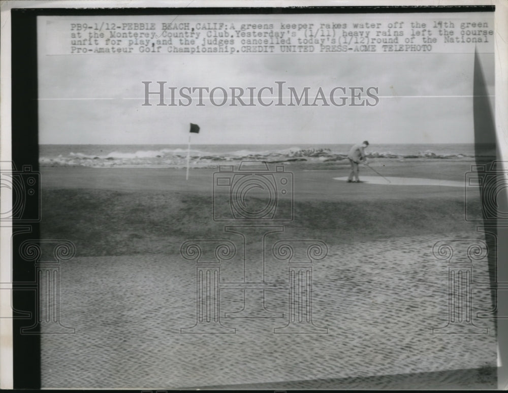 1952 Press Photo greens keeper rakes water off 14th green, Monterey Country Club - Historic Images