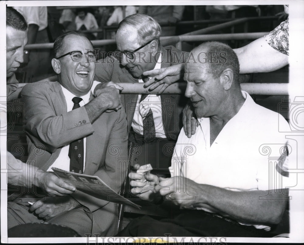 1959 Press Photo White Sox mgr Al Lopez w/pres. Bill Veeck at Giants-Cubs game - Historic Images