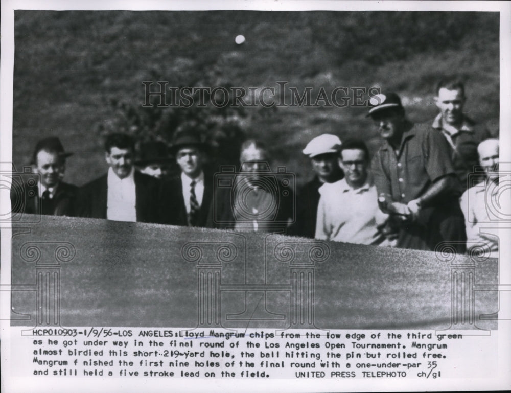 1956 Press Photo Lloyd Mangrum chips from 3rd green, final round, L. A. Open - Historic Images