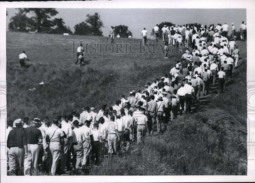 1954 Press Photo Golf enthusiasts move up a rise at Keller Club during tourney - Historic Images